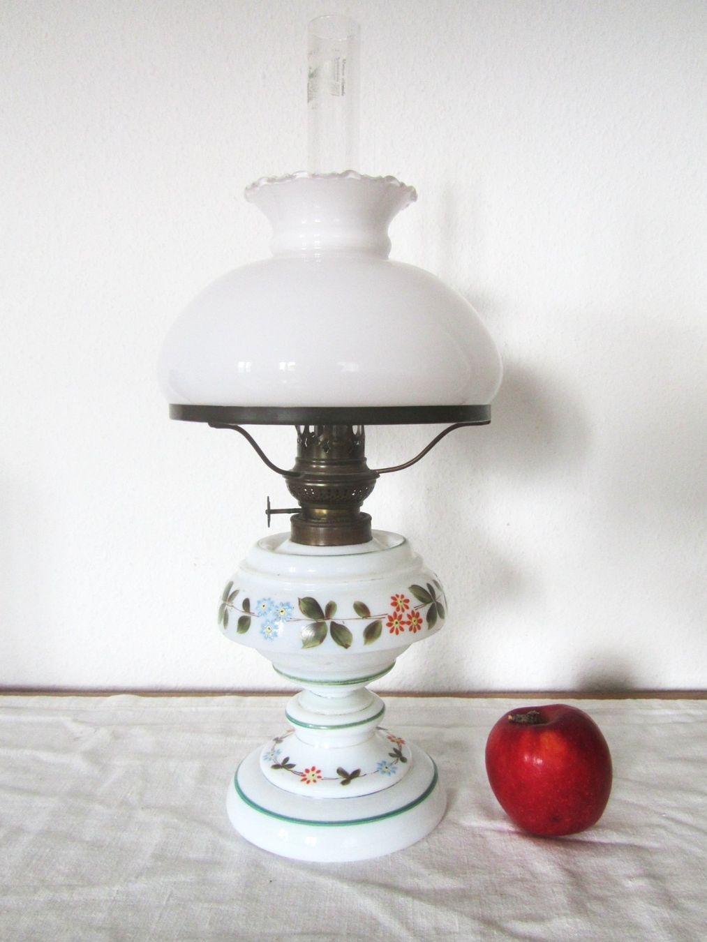 Lampen: Antike Petroleumlampe, Blumendekor, Glas – Gebraucht aus Seengen von mikelele 2