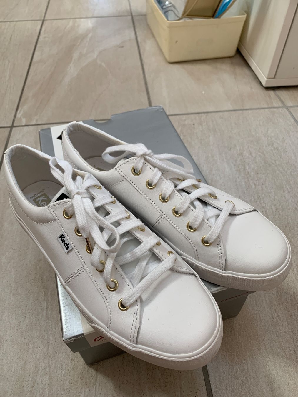 Scarpe da donna: Keds blanches en cuir, taille 40 – Nuovo e nell'imballaggio originale da Les Evouettes venduto da Cuenca2023