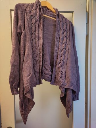 Handgemachte asymmetrische Strickjacke (lila), Gr. S/M, neu