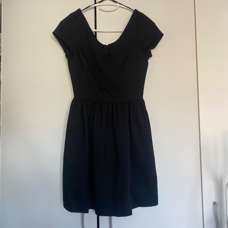 Schwarzes Kleid von Mango