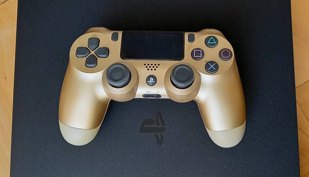 Sony Consoles: PS4 slim 500GB + goldiger Controller – D'occasion à Bazenheid par fat_s6fk 2