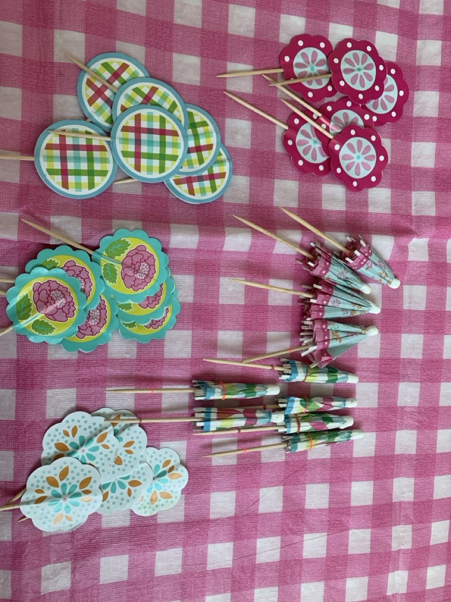Tutte le decorazioni: Paper tablecloth + Decoration Set, Floral & Umbrella – Usato da Immensee venduto da Gitter 1