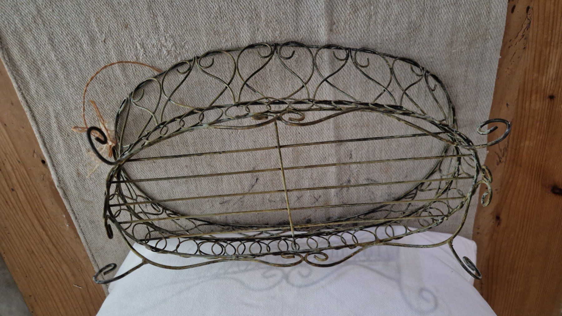 Autres articles pour la maison: Hübscher Drahtkorb oval mit Standfuss – D'occasion à Rütihof par Teddy1985 2