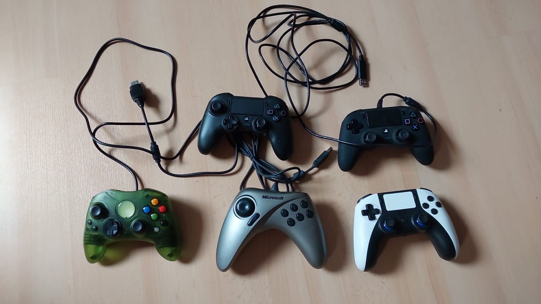 Controller: 3x PS4, 1x PC, 1x XBOX Controller – Difettoso da Henggart venduto da Jan073