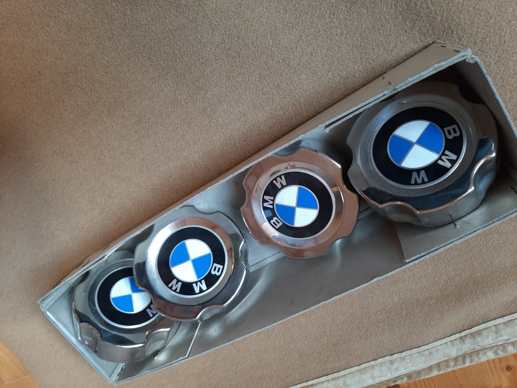 BMW Tutti pezzi di ricambio auto: BMW E46 Radnabendeckel NOS OEM 36131179141 – Usato da Mönthal venduto da Radon733 2
