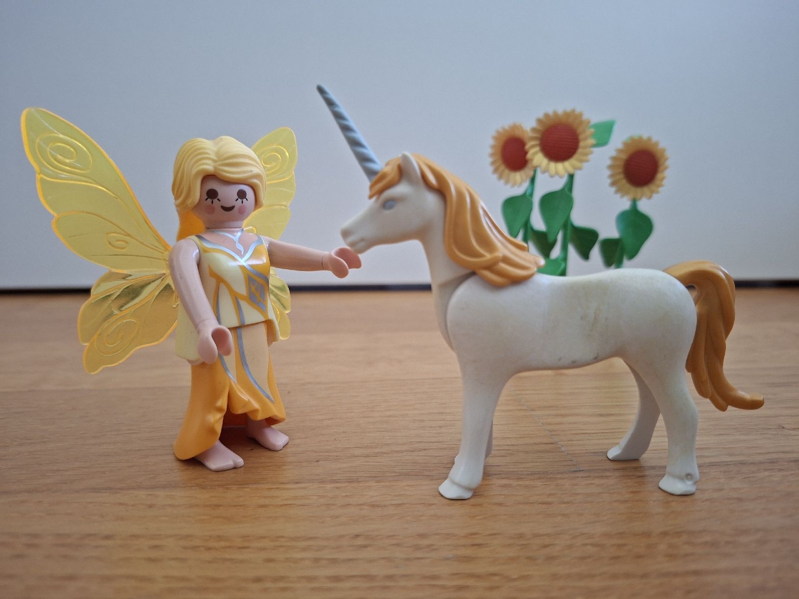 Playmobil Giocattoli: PLAYMOBIL Fee mit Einhorn und Sonnemblumen – Usato da Balterswil venduto da Steineparadies 2