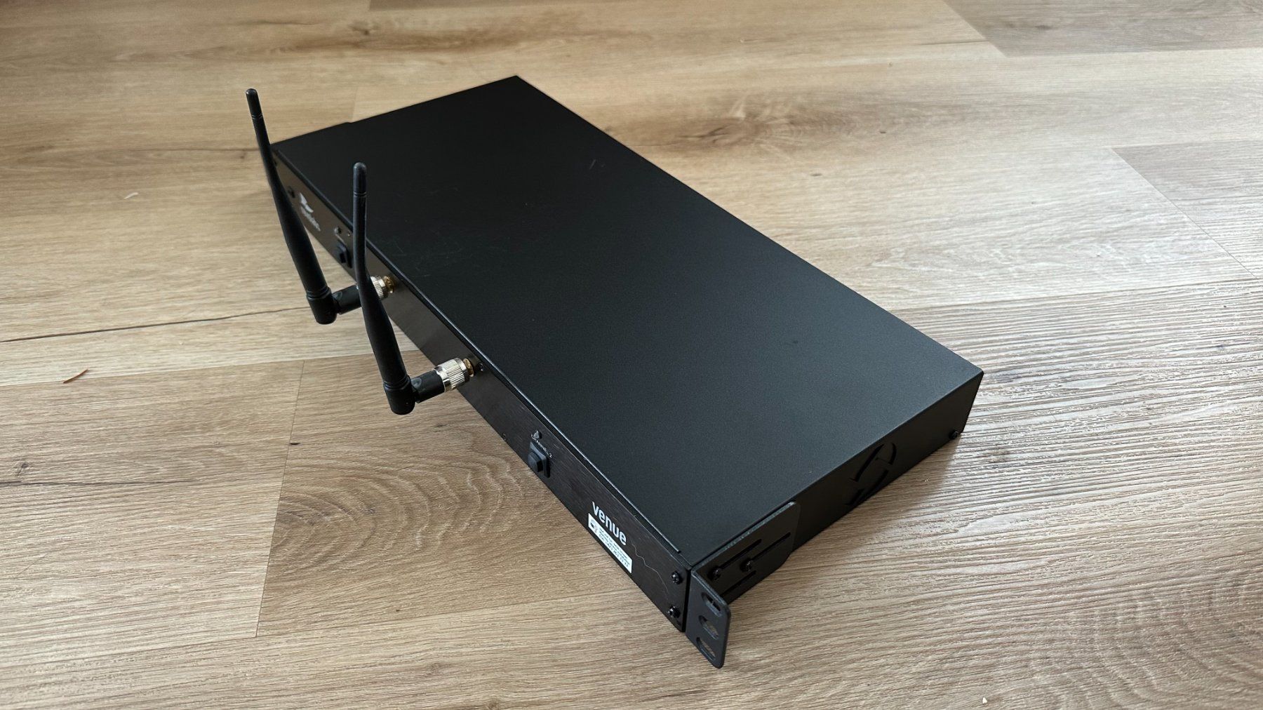 Wandhalterungen: Revolabs HD Venue Wireless Basisstation 19" Rack – Gebraucht aus Azmoos von ARMANDO2002 2