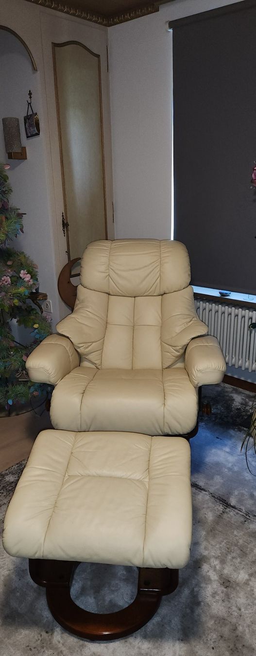Poltrone: Sessel mit Hocker Leder cremefarben Relaxfunktion gut erhalt – Usato da Oberwil BL venduto da Gismo14