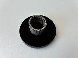 Aus Glasperlen gewobener Band-Fingerring