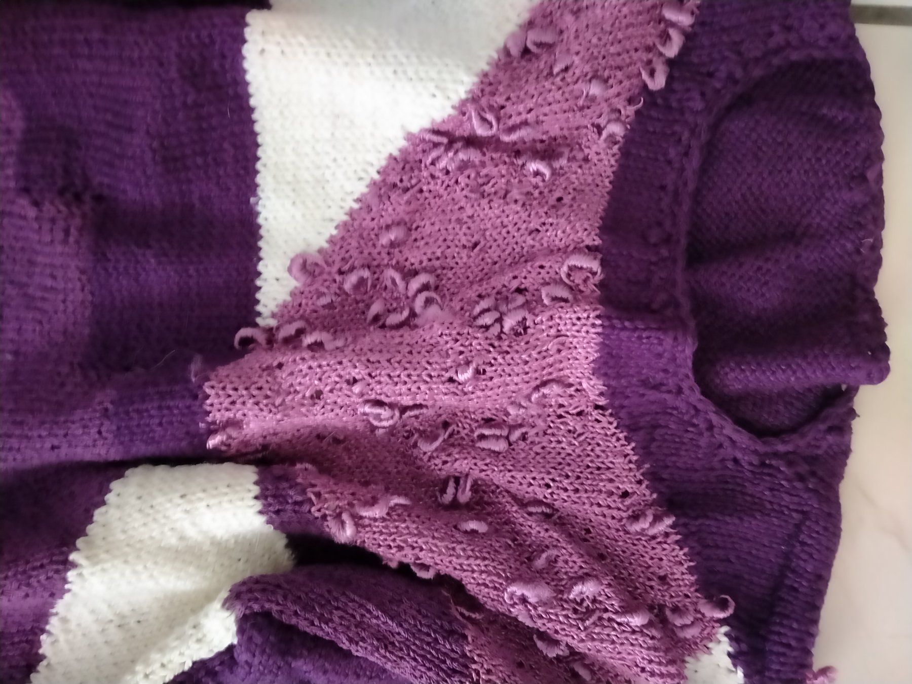 Maglioni & Felpe: Pull blanc  & violet fait main neuf 38-40 – Usato da Veytaux venduto da Christianelucie 1