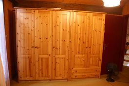 Kleiderschrank