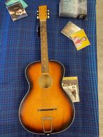 Schöne akustische Gitarre mit Stahlsaiten