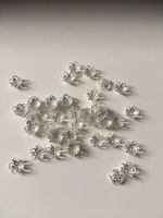 Kelche aus Silber oder Gold Farbe