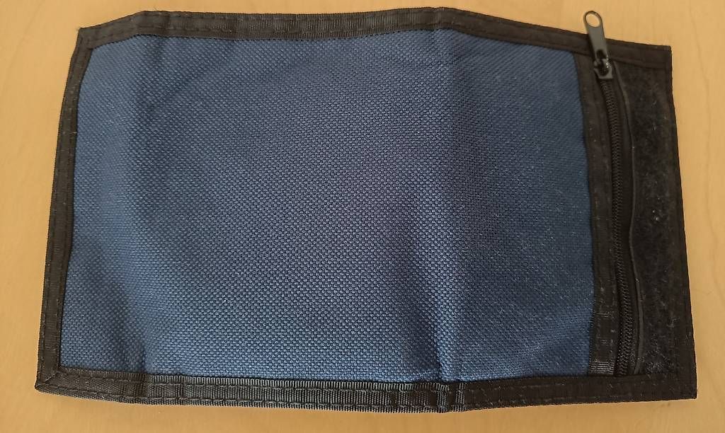 Brieftaschen: Portemonnaies – Gebraucht aus Zürich von vel_mh8f