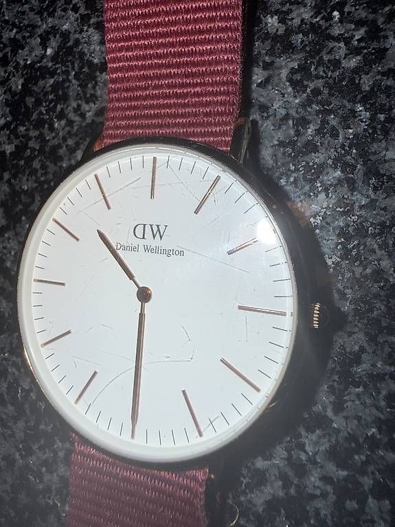 Uhren: Daniel Wellington Uhr - mit Band – Gebraucht aus Rothrist von G.F.1997 2