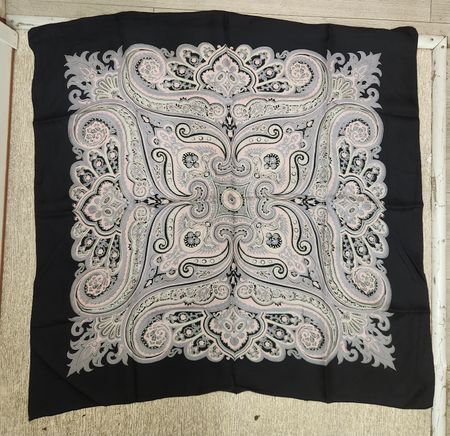 Foulard soie  femme noir et rose motif cachemire 