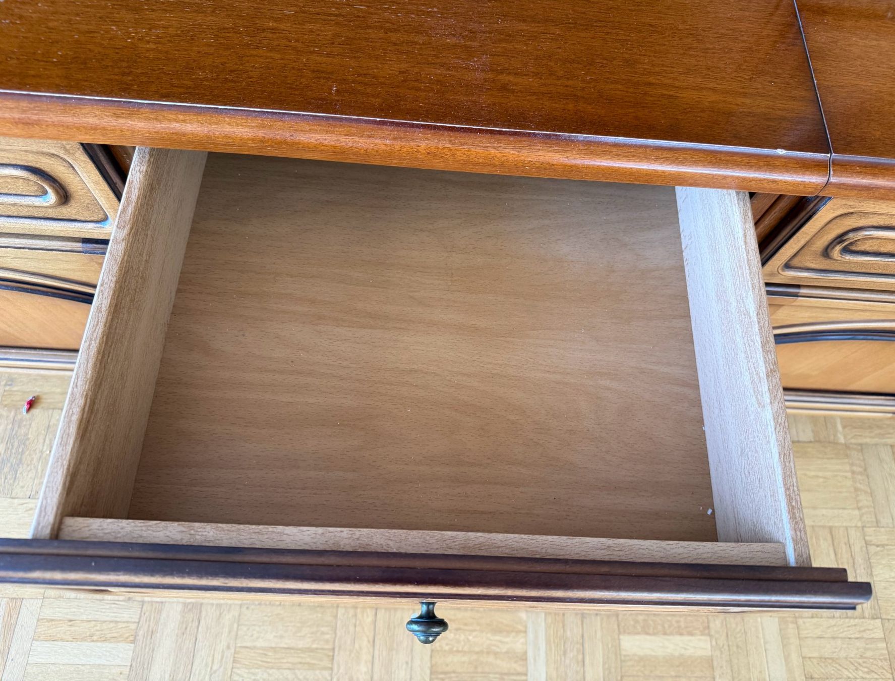 Pfister Regale: Wohnwand, Nussbaum, mit Glasvitrine und Bar – Gebraucht aus Uerikon von TT51 3