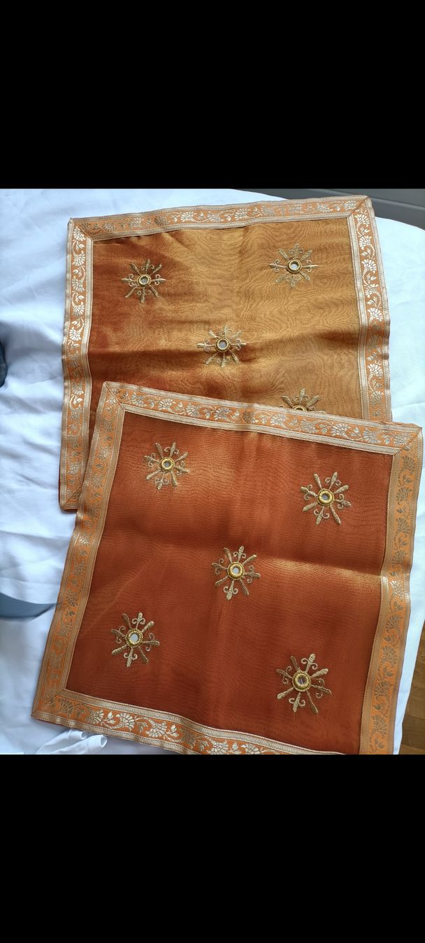 Cuscini: Lot de 2 housses de coussin décoratives – Nuovo e nell'imballaggio originale da La Chaux-de-Fonds venduto da Luxary.25cachmirepro