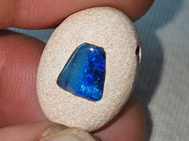 Sandsteinanhänger mit Australischem Opal Inlay