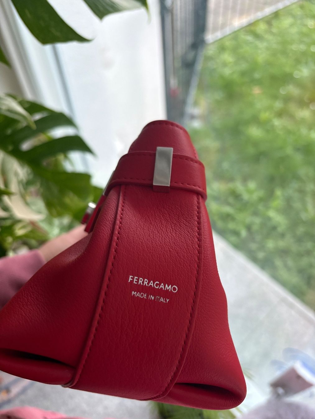 Salvatore Ferragamo Borse da donna: FERRAGAMO Hug small  textured-leather shoulder/clutch bag – Nuovo e nell'imballaggio originale da Frauenfeld venduto da Vanityroom 4