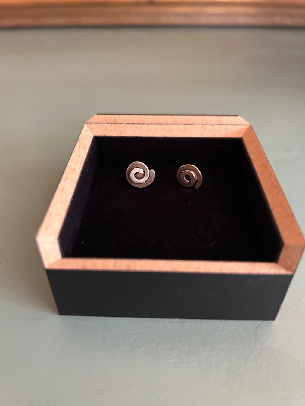 Orecchini pendenti & Orecchini a lobo: Spiralförmige Ohrstecker – Nuovo (secondo la descrizione) da Dallenwil venduto da KathiHanna 1