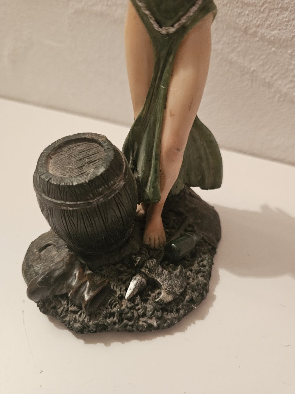 Figuren: Dekorative Frauenfigur an einen Baum gebunden – Gebraucht aus Meisterschwanden von Luluku 5