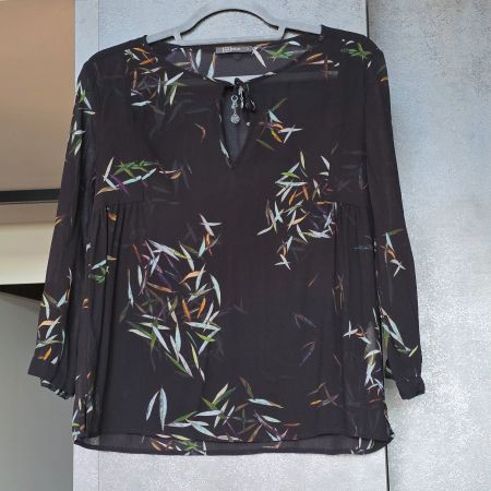 🐸 NILE VISKOSE BLUSE SCHWARZ MIT BLÄTTERMOTIV S LUFTIG