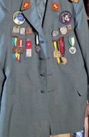 Vintage Schweizer Militärjacke mit vielen Abzeichen!