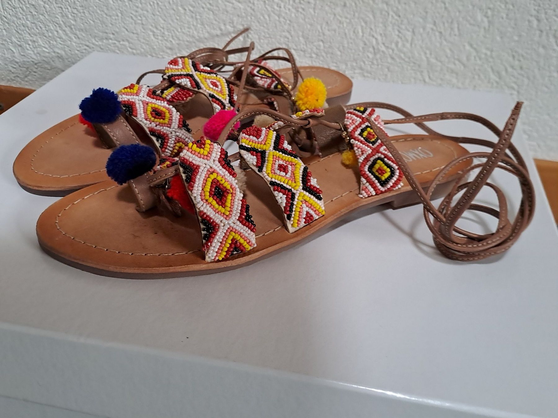 Scarpe da donna: Bunte Sommer Sandalen mit Perlen & Pompons Gr. 39, – Usato da Frauenfeld venduto da Andadaa 2