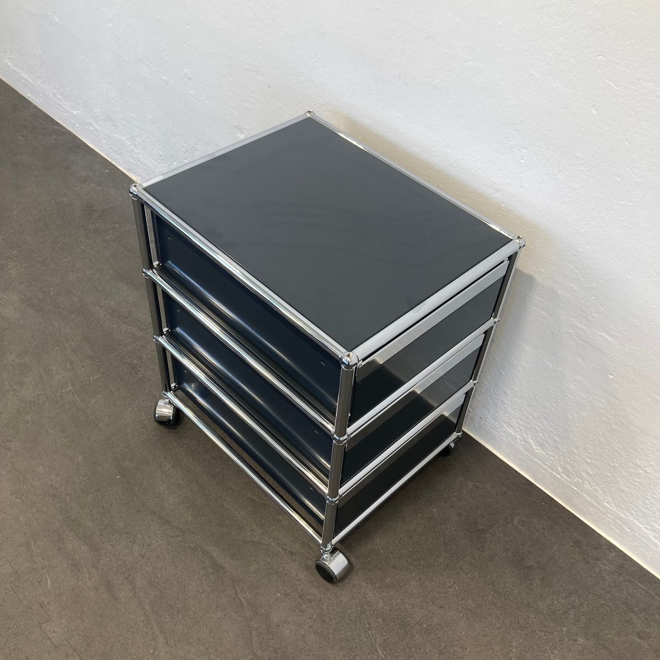 USM Banconi: USM-Haller Classic Roll-Korpus anthrazit - 3 x A6 Schublade – Usato da Schönenwerd venduto da mcofficeshop 7