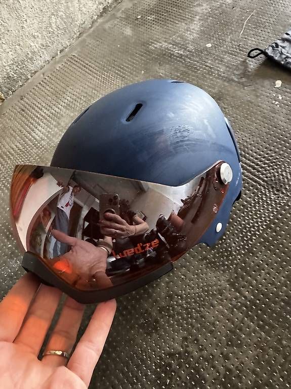 Casques: Casque de ski avec visière  – D'occasion à Lausanne par sborenov