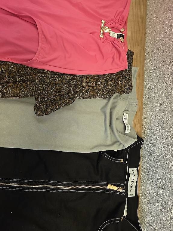 Lotti di vestiti: Kleiderpaket Shorts&Jupe – Usato da Lengnau AG venduto da Golf_2
