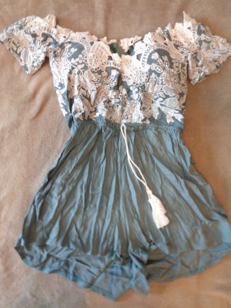 Jumpsuit schulterfrei mit Spitze, Grösse 38 neuwertig