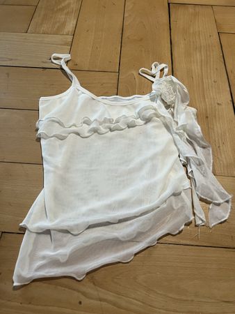 Damen Top weiss mit Rüschen und Blumenapplikation Grösse M