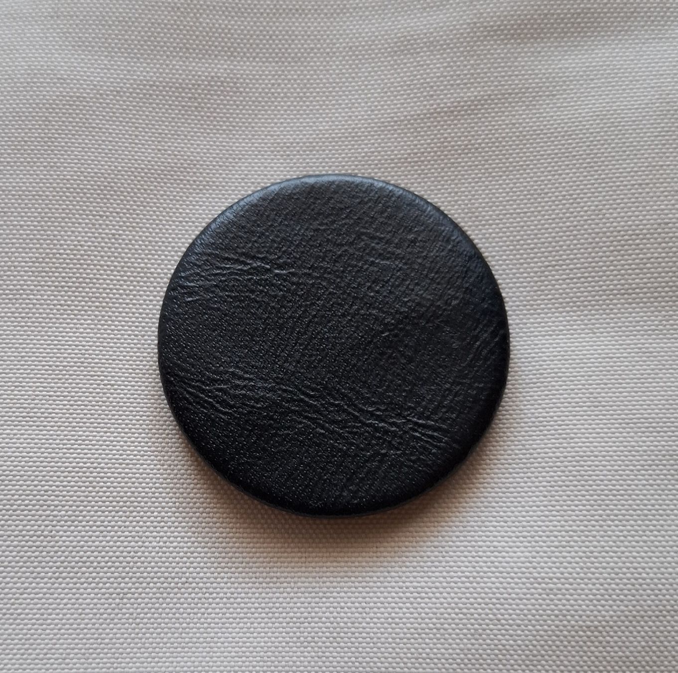 Toutes les décorations: Schwarzer Lederknopf oder Lederimitat, 38 mm. – D'occasion à Dietikon par Hirschkopf 4