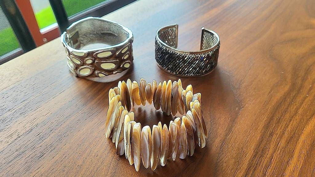 Bracelets: Sehr schöne Armreifen  – D'occasion à Kehrsiten par Mchopard