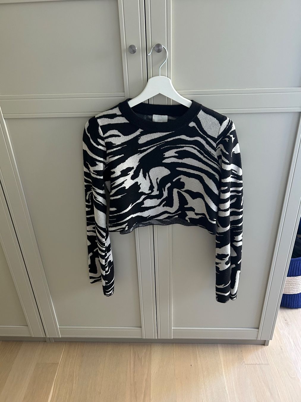 H&M Maglioni & Felpe: H&M cropped Zebra Strick-Pullover, Grösse S – Usato da Solothurn venduto da anj_5zhn