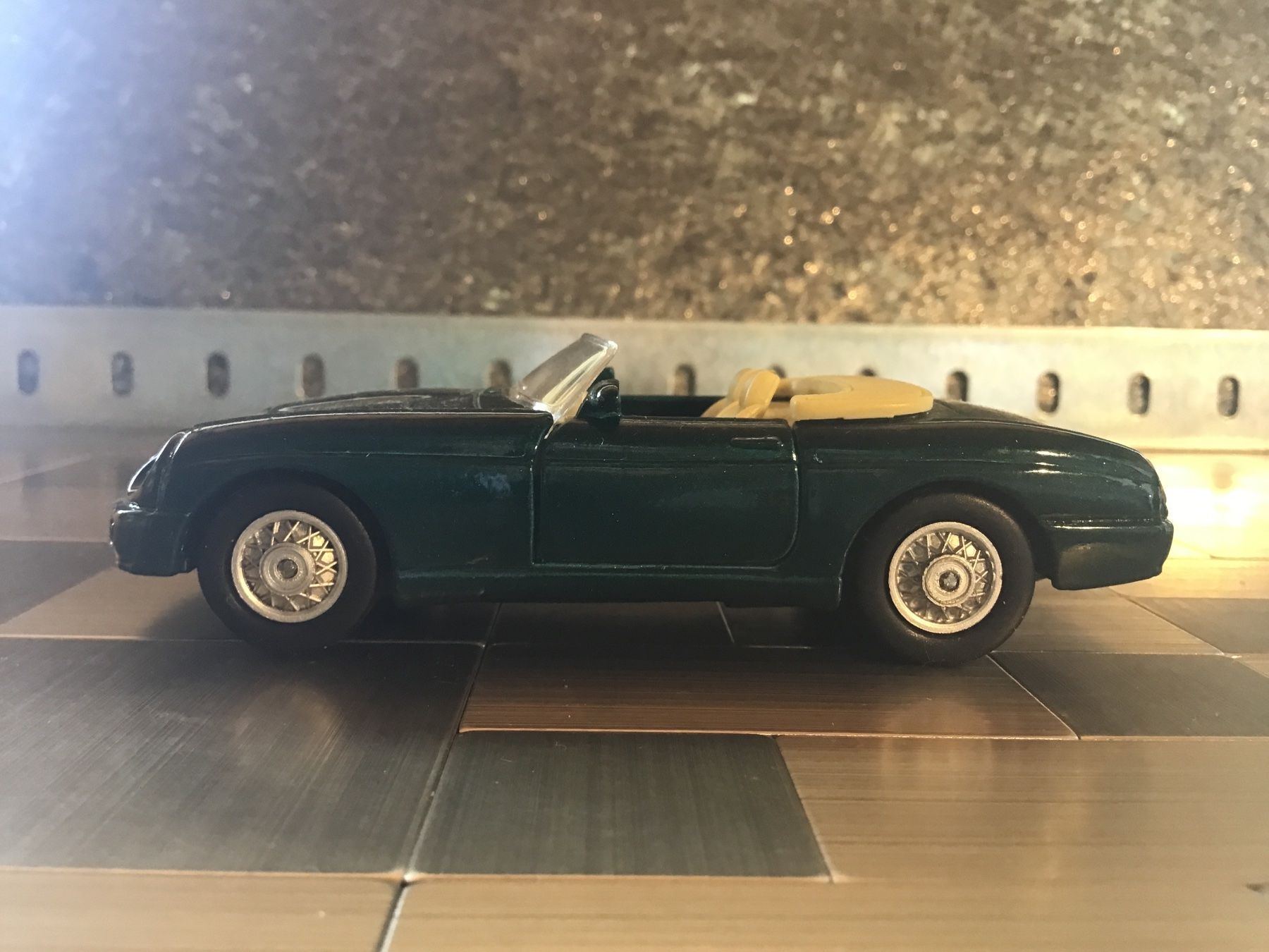 Maisto Modellini d'auto: MAISTO SUPERCAR COLLECTION MG RV8 – Usato da Männedorf venduto da Spezial-Modelle