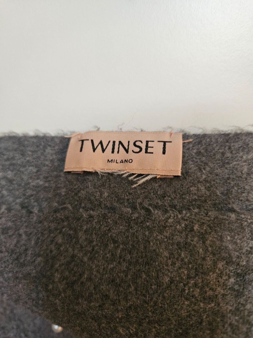 Twinset Foulard & Sciarpe: Sciarpa grigia con perline TwinSet – Usato da Melano venduto da H-Sara 1