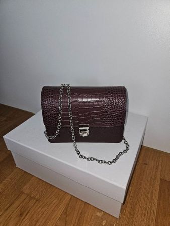 Navyboot Umhängetasche bordeaux mit Kette und Kroko-Optik