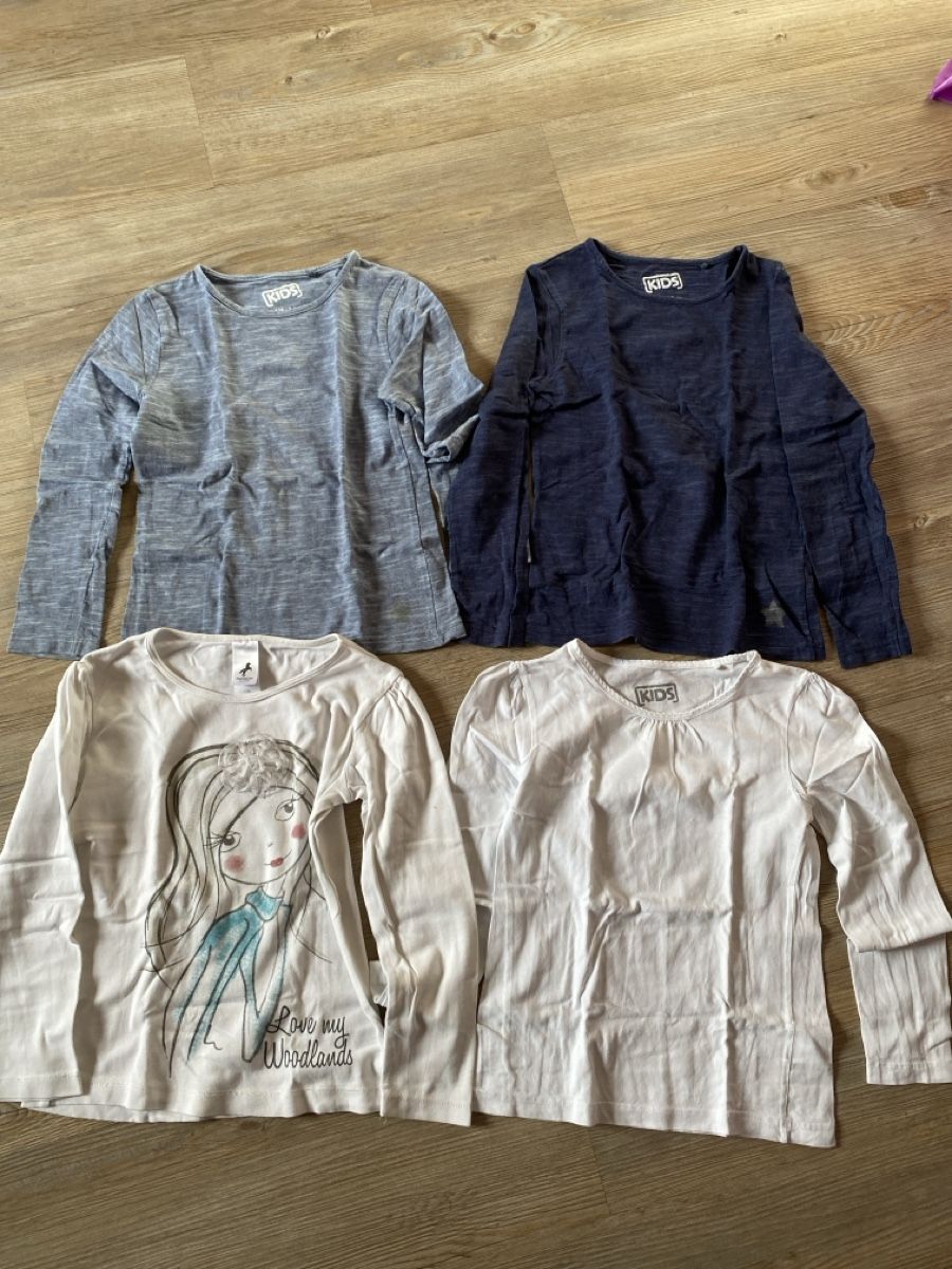 Camicette, T-shirt & Top: 4x Langarmshirt 134 Mädchen – Usato da Killwangen venduto da Sommer15
