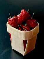 Erdbeeren in kl. Körbchen (Karton) f/Puppenstuben. NP 5.50.