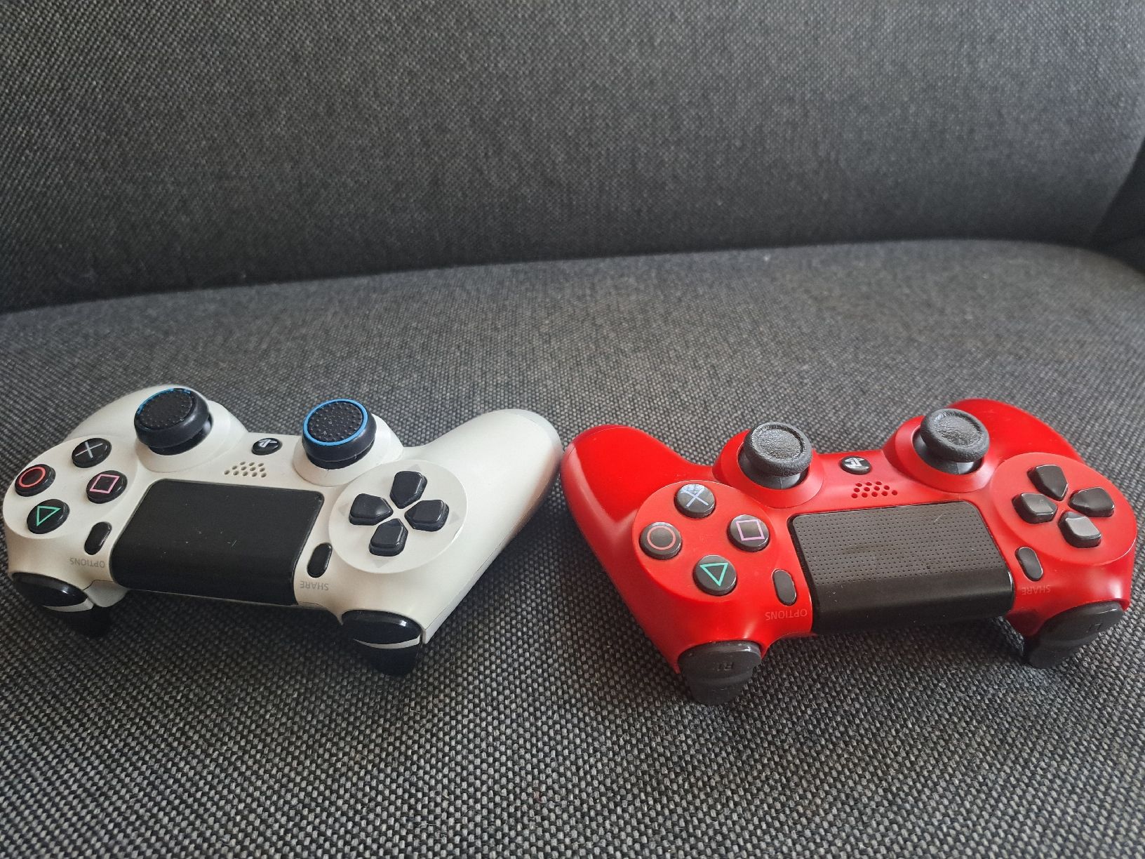 Sony Console: 2x PS4 Controller rot weiss gebraucht – Usato da Winterberg ZH venduto da S.Maksoud 1