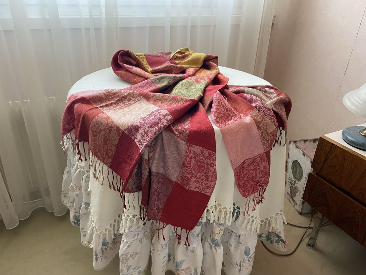 Foulards, Tücher & Schals: Stola oder Schal in rot/gelben Tönen, neu – Neu und originalverpackt aus Lausanne von Ulpet 2