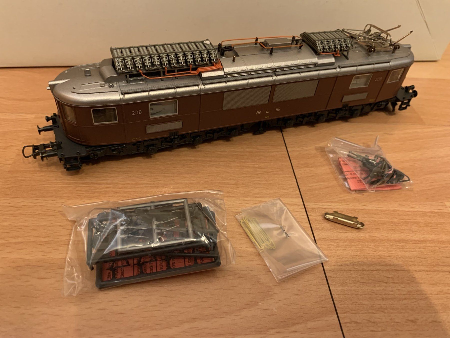 Roco Modellini di ferrovie: Roco BLS Ae 6/8 208 DC mit Schnittstelle – Usato da Därligen venduto da Schiestl9 7