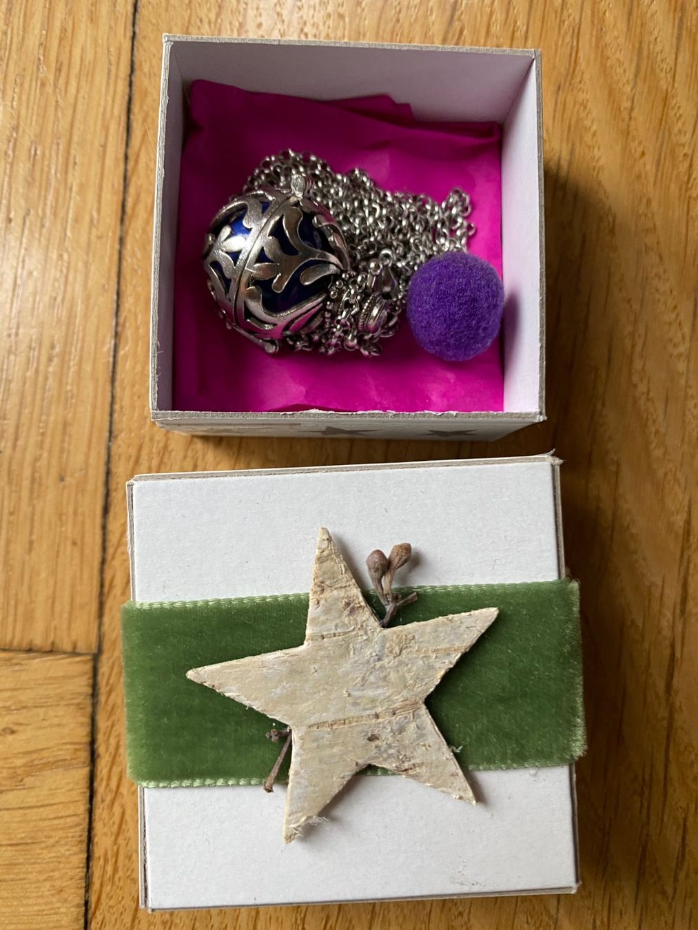 Catenine: Kette aus Silber mit Klangkugel oder Duft-Pompom – Usato da Biel/Bienne venduto da lanajean