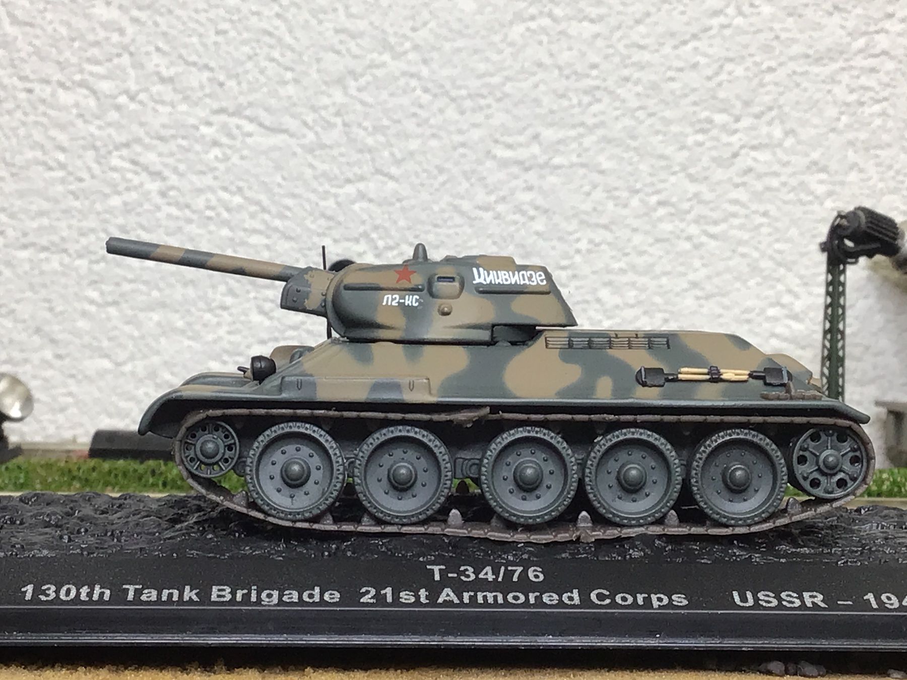 Kit di modellismo & Modellini statici: 1:72 Modell Panzer T-34/76 mit Vitrine – Nuovo (secondo la descrizione) da Männedorf venduto da Modell-Spezialisten
