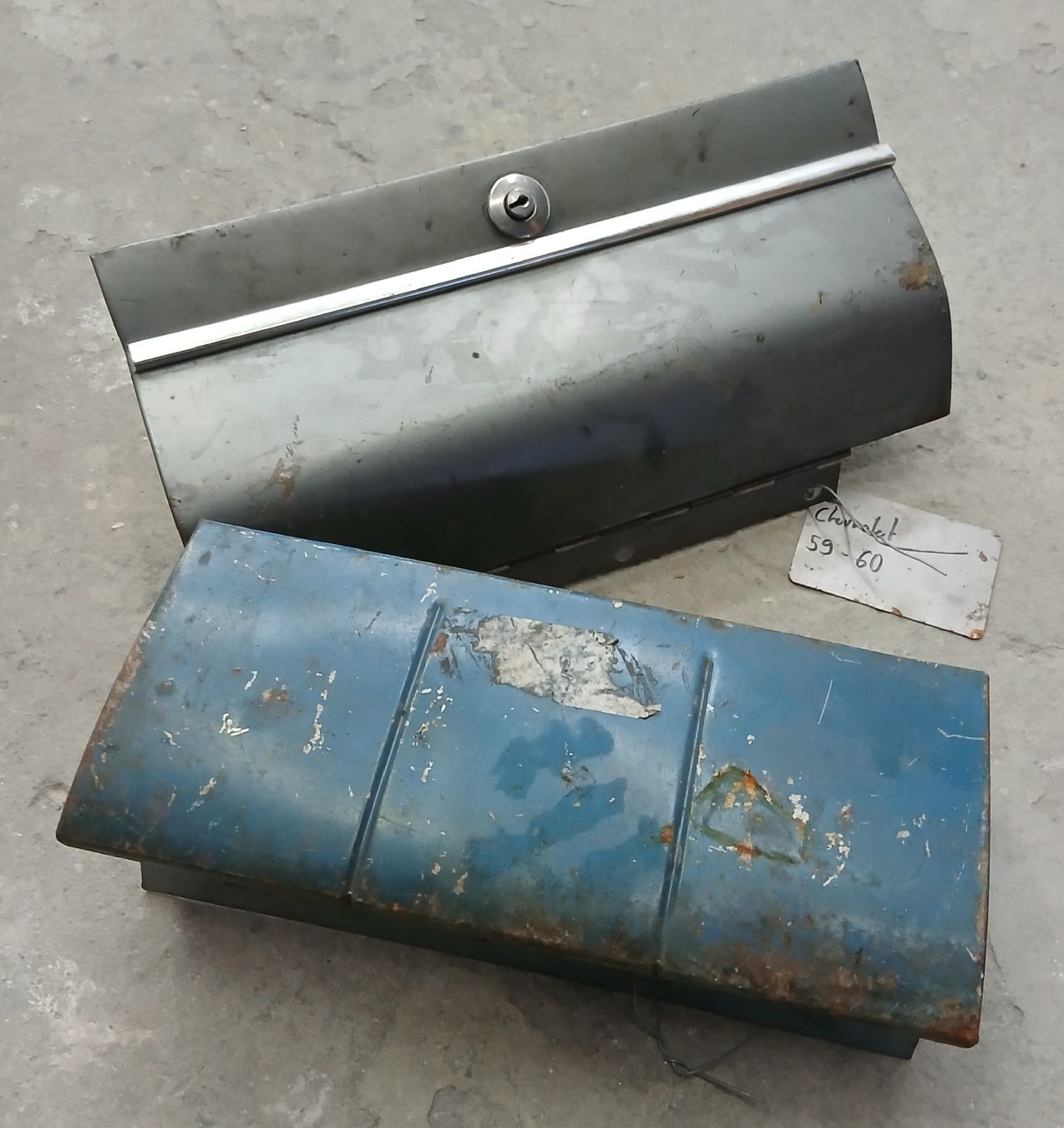 Chevrolet Tutti pezzi di ricambio auto: Boîte à gant Chevrolet 58-59 – Usato da la heutte venduto da Auto-stock