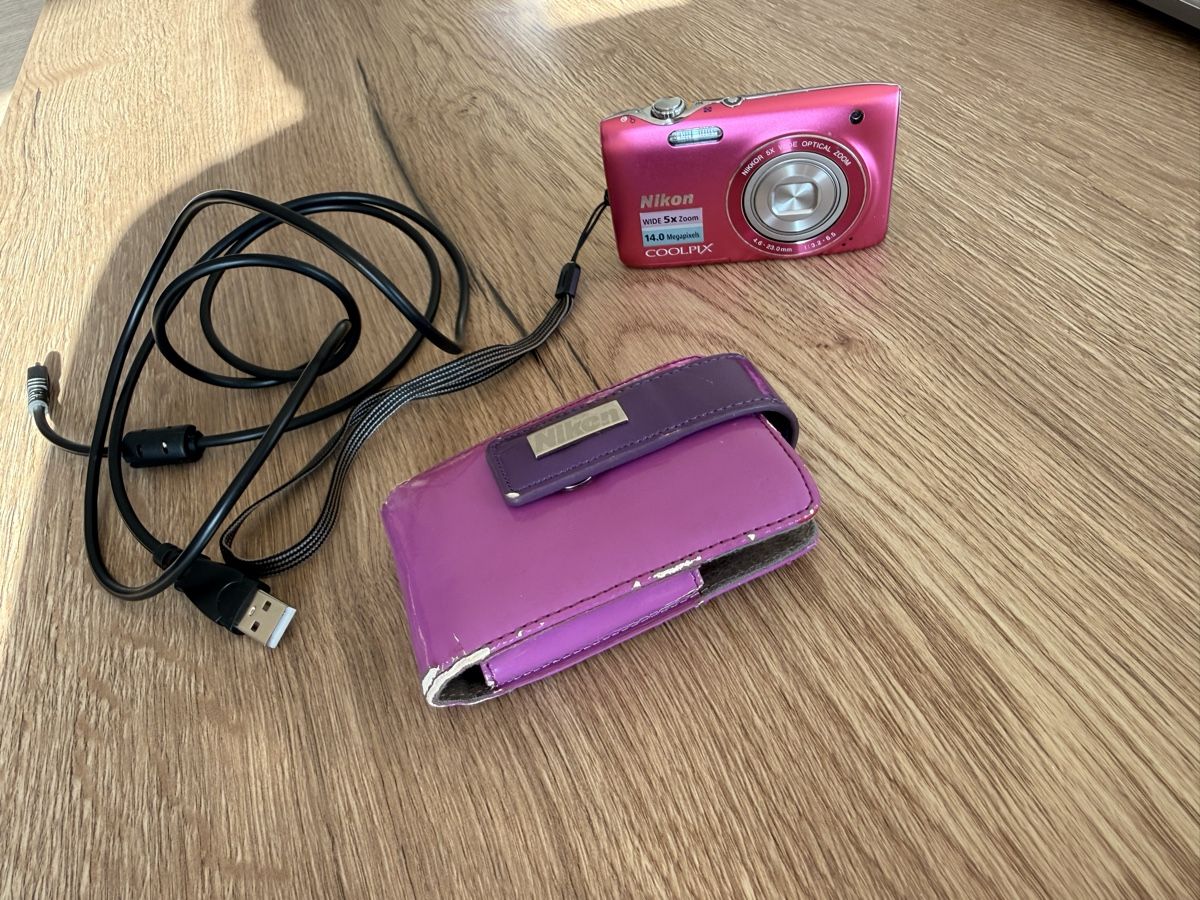 Nikon Kamera: Nikon Coolpix Digital Camera Rose – Gebraucht aus Crans-Montana von lou_9qyr