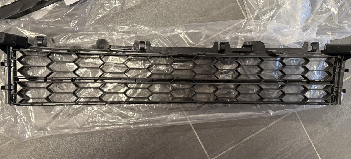 Skoda Tutti pezzi di ricambio auto: Skoda Superb Frontgrill unten – Usato da Gipf-Oberfrick venduto da Mini_FRK 2